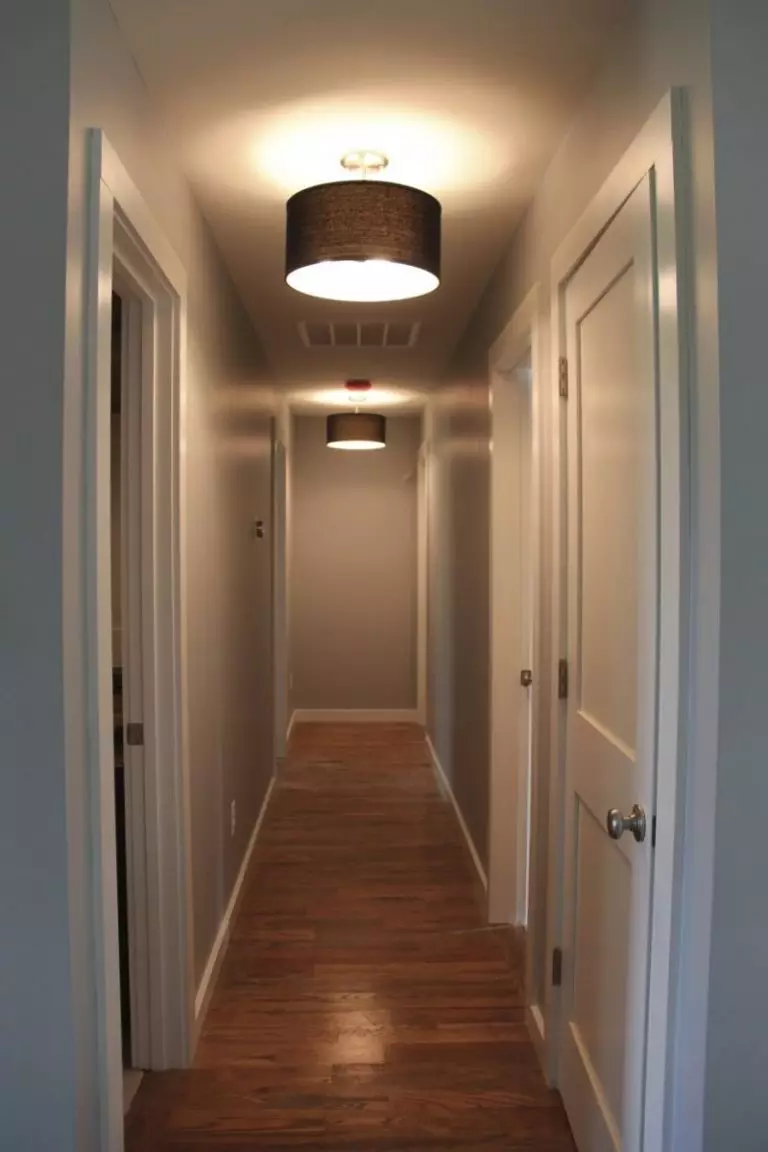תאורה במסדרון (63 תמונות): אור במסדרון הדירה עם תקרה מתיחה, תאורה הרצפה עם חיישן תנועה תאורה לילה. איך לארגן תאורה במסדרון צר ארוך עם מסדרון? עיצוב מודרני בבית 9092_14