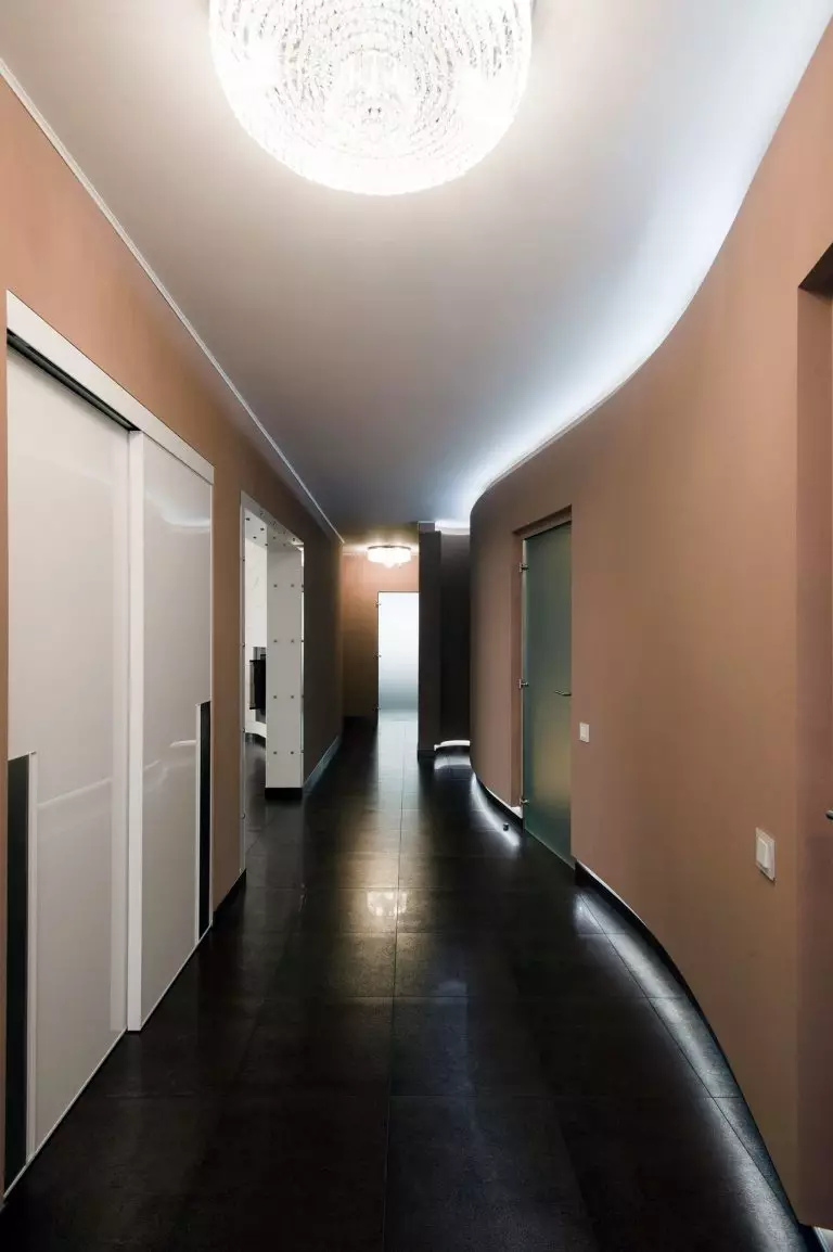 תאורה במסדרון (63 תמונות): אור במסדרון הדירה עם תקרה מתיחה, תאורה הרצפה עם חיישן תנועה תאורה לילה. איך לארגן תאורה במסדרון צר ארוך עם מסדרון? עיצוב מודרני בבית 9092_20