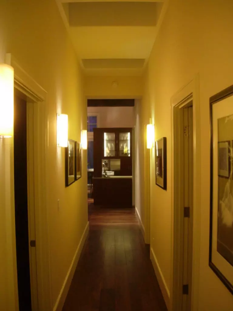 תאורה במסדרון (63 תמונות): אור במסדרון הדירה עם תקרה מתיחה, תאורה הרצפה עם חיישן תנועה תאורה לילה. איך לארגן תאורה במסדרון צר ארוך עם מסדרון? עיצוב מודרני בבית 9092_24