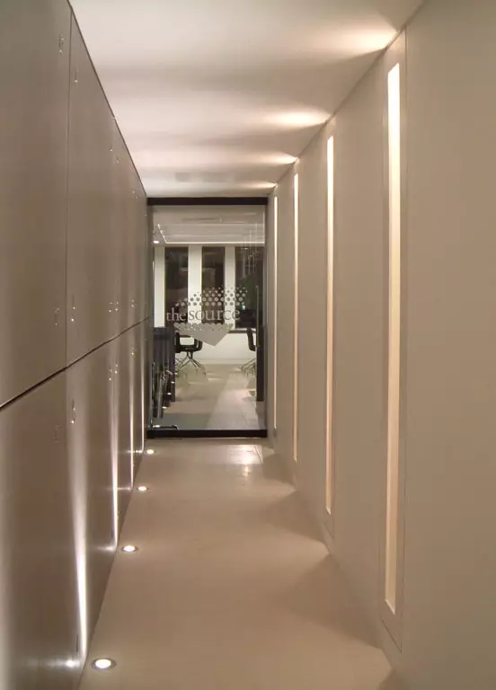 תאורה במסדרון (63 תמונות): אור במסדרון הדירה עם תקרה מתיחה, תאורה הרצפה עם חיישן תנועה תאורה לילה. איך לארגן תאורה במסדרון צר ארוך עם מסדרון? עיצוב מודרני בבית 9092_29