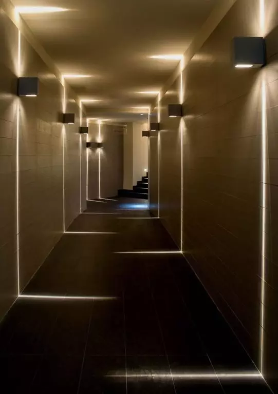 תאורה במסדרון (63 תמונות): אור במסדרון הדירה עם תקרה מתיחה, תאורה הרצפה עם חיישן תנועה תאורה לילה. איך לארגן תאורה במסדרון צר ארוך עם מסדרון? עיצוב מודרני בבית 9092_31