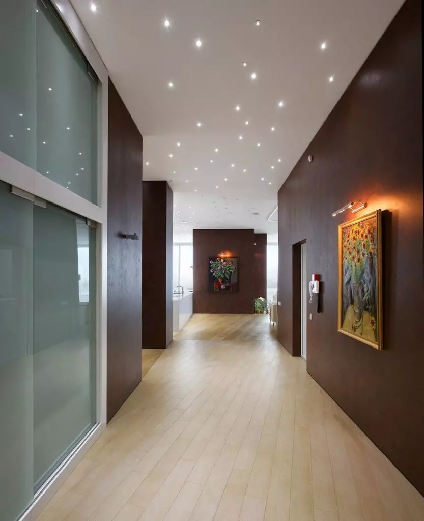 תאורה במסדרון (63 תמונות): אור במסדרון הדירה עם תקרה מתיחה, תאורה הרצפה עם חיישן תנועה תאורה לילה. איך לארגן תאורה במסדרון צר ארוך עם מסדרון? עיצוב מודרני בבית 9092_4