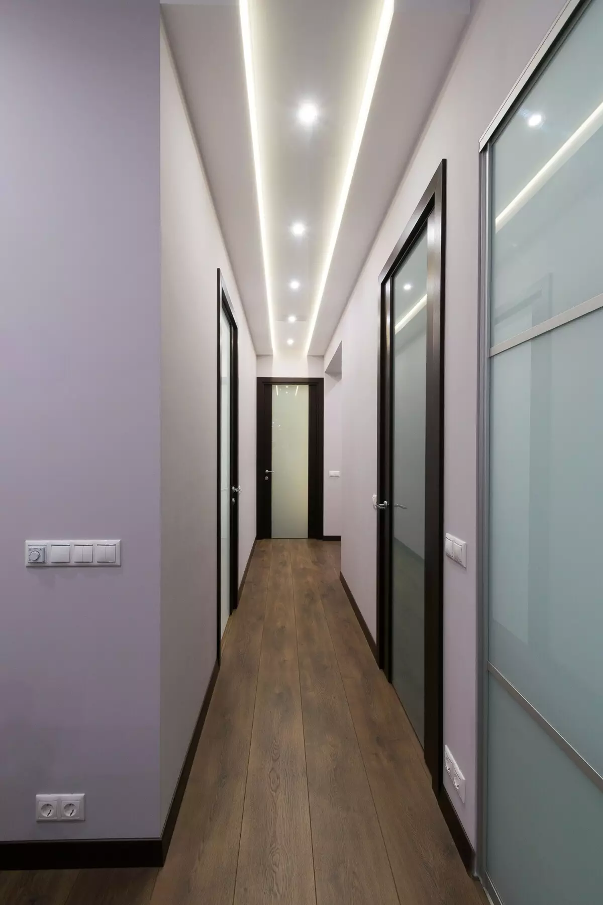 תאורה במסדרון (63 תמונות): אור במסדרון הדירה עם תקרה מתיחה, תאורה הרצפה עם חיישן תנועה תאורה לילה. איך לארגן תאורה במסדרון צר ארוך עם מסדרון? עיצוב מודרני בבית 9092_48