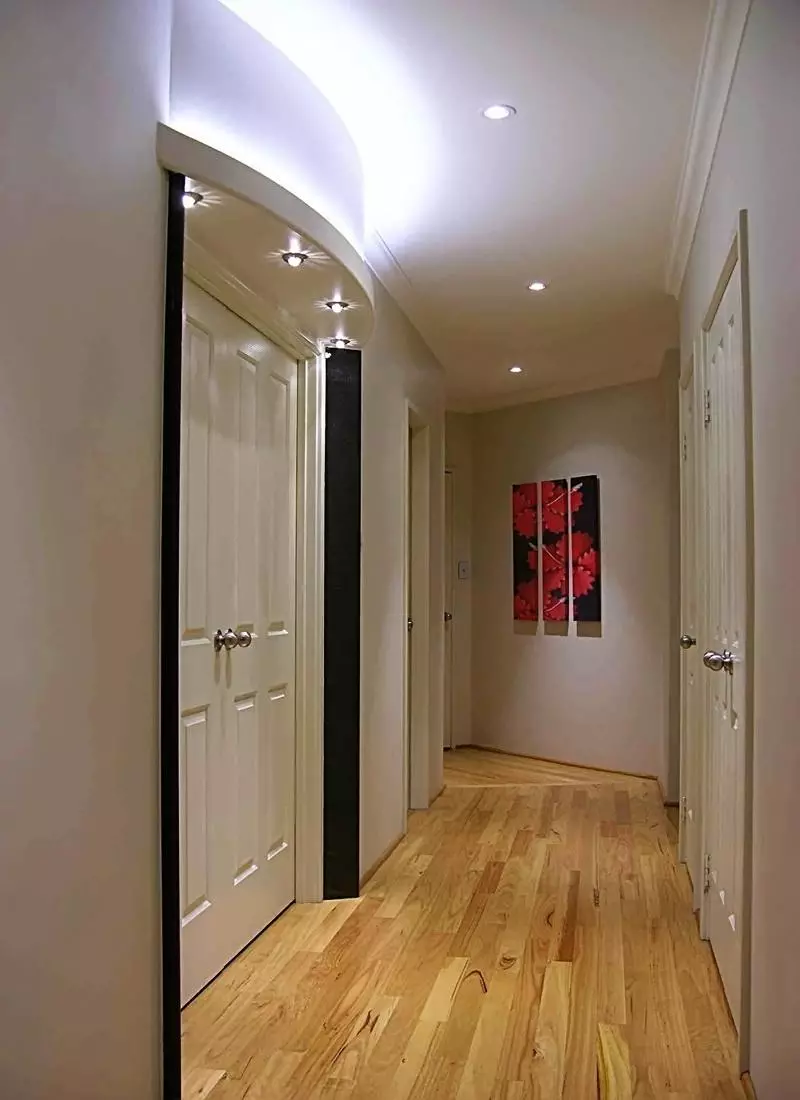 תאורה במסדרון (63 תמונות): אור במסדרון הדירה עם תקרה מתיחה, תאורה הרצפה עם חיישן תנועה תאורה לילה. איך לארגן תאורה במסדרון צר ארוך עם מסדרון? עיצוב מודרני בבית 9092_52