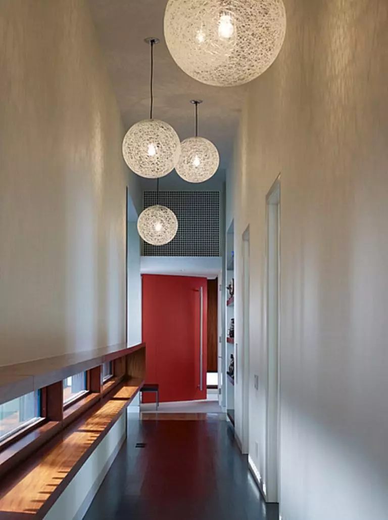 תאורה במסדרון (63 תמונות): אור במסדרון הדירה עם תקרה מתיחה, תאורה הרצפה עם חיישן תנועה תאורה לילה. איך לארגן תאורה במסדרון צר ארוך עם מסדרון? עיצוב מודרני בבית 9092_54