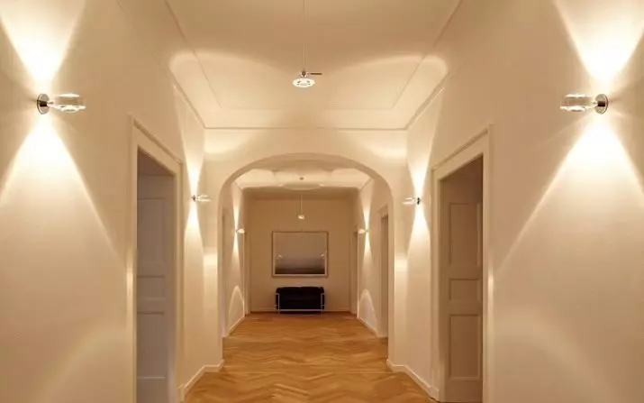 תאורה במסדרון (63 תמונות): אור במסדרון הדירה עם תקרה מתיחה, תאורה הרצפה עם חיישן תנועה תאורה לילה. איך לארגן תאורה במסדרון צר ארוך עם מסדרון? עיצוב מודרני בבית 9092_57