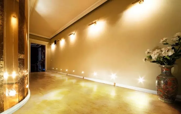 תאורה במסדרון (63 תמונות): אור במסדרון הדירה עם תקרה מתיחה, תאורה הרצפה עם חיישן תנועה תאורה לילה. איך לארגן תאורה במסדרון צר ארוך עם מסדרון? עיצוב מודרני בבית 9092_60