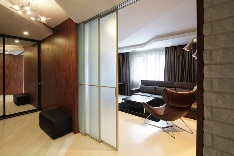 Lorong-ruang tamu (78 foto): Ruang tamu desain dikombinasikan dengan koridor di rumah pribadi dan apartemen, tata letak aula, dikombinasikan dengan lorong ke satu kamar 9096_30