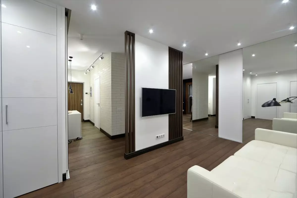 Ruang tamu lorong (78 foto): Ruang tamu reka bentuk digabungkan dengan koridor di rumah persendirian dan sebuah apartmen, susun atur dewan, digabungkan dengan lorong ke satu bilik 9096_4