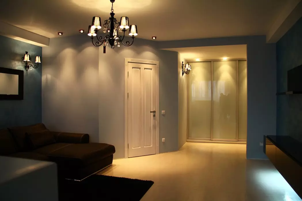 Hallway-obývacia izba (78 fotografií): Design obývacia izba v kombinácii s chodbou v súkromnom dome a byt, usporiadanie haly, v kombinácii s chodbou do jednej izby 9096_7
