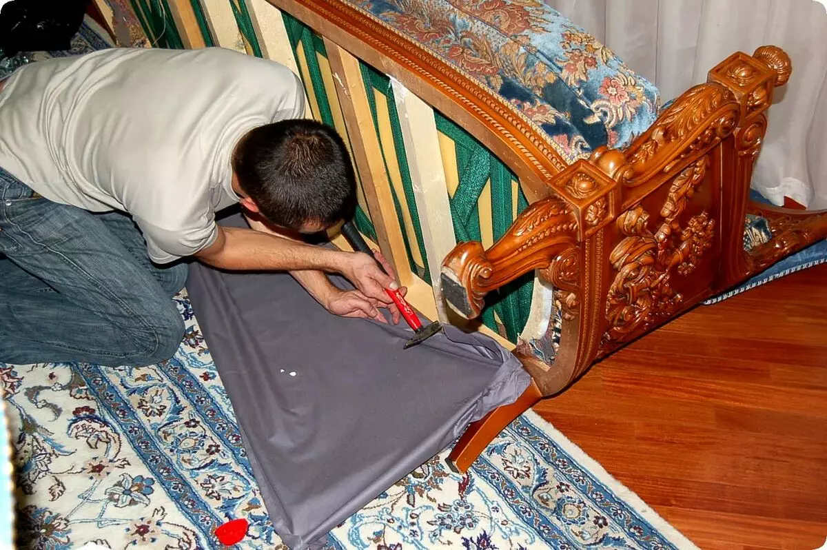 ترميم الأرائك: استعادة أريكة السوفيتية الخشبية القديمة بأيديهم في المنزل. كيفية استعادة نماذج أخرى؟ 9097_6