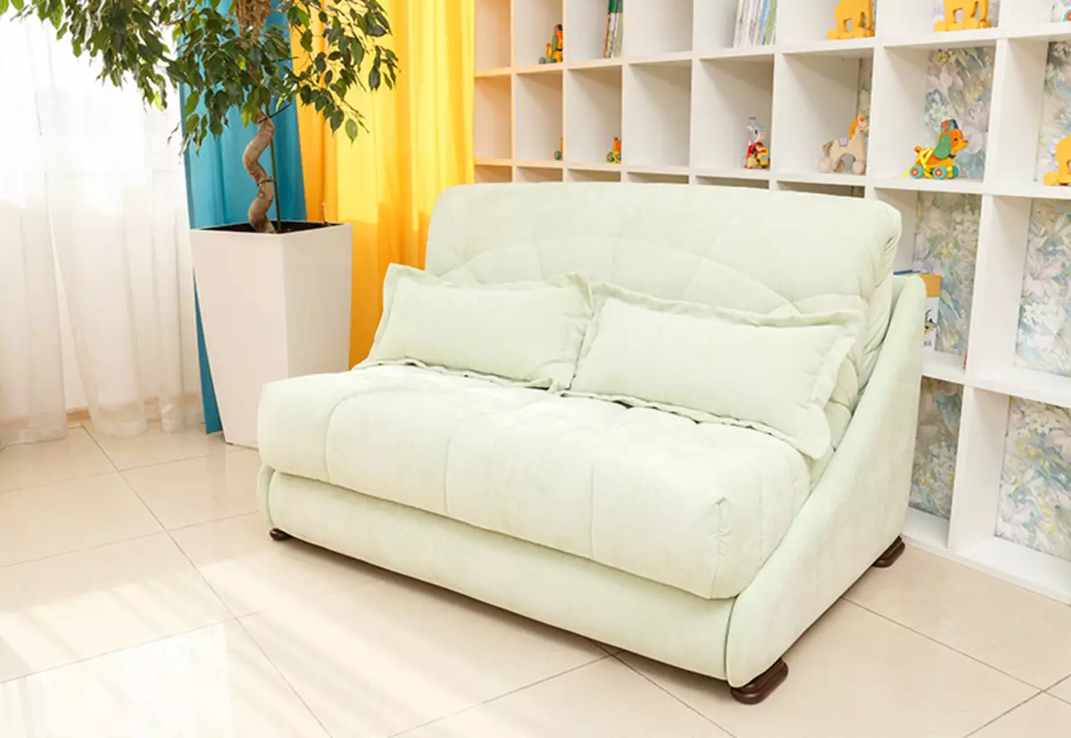 Sofasên akordîk ên bi nivînek orthopedic û dravê kincê: Corner Sofas nivîn û modelên din 9103_25