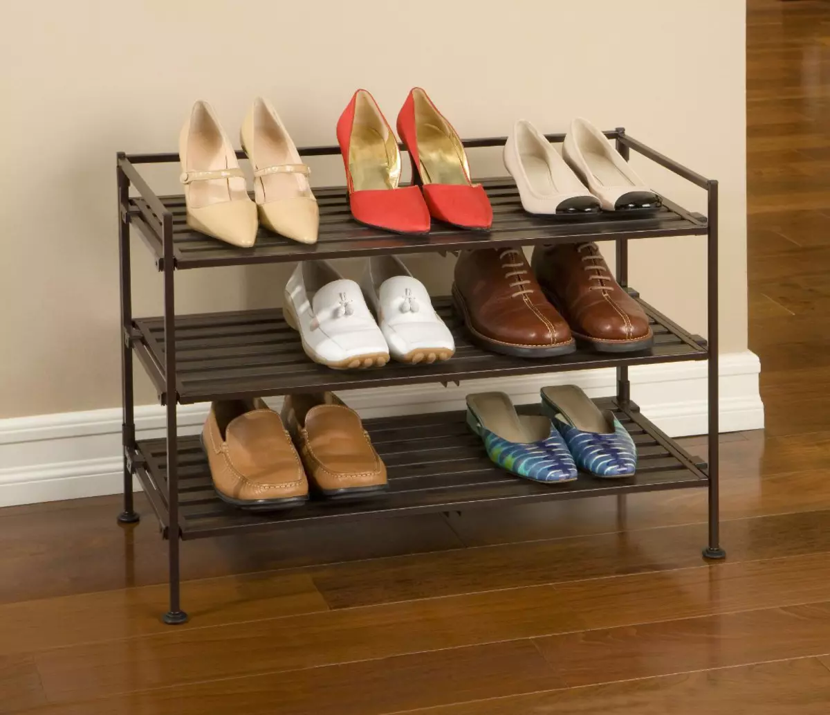 Kitsad kingad koridoris (83 fotot): valige jalatsitele gloshes sügavusega 20 cm ja muud suurused, metall- ja valged struktuurid 9112_14