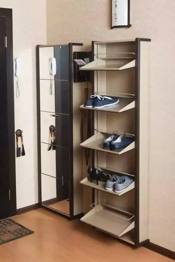 Kitsad kingad koridoris (83 fotot): valige jalatsitele gloshes sügavusega 20 cm ja muud suurused, metall- ja valged struktuurid 9112_37