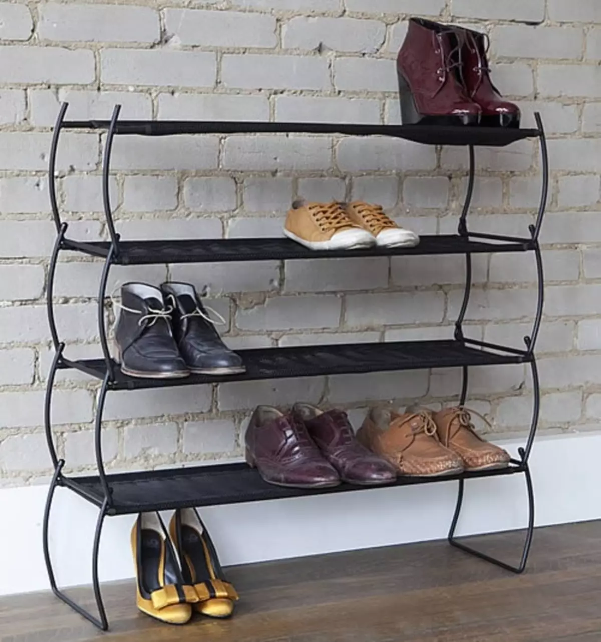 Kitsad kingad koridoris (83 fotot): valige jalatsitele gloshes sügavusega 20 cm ja muud suurused, metall- ja valged struktuurid 9112_38