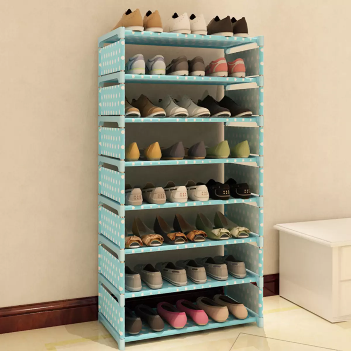 Kitsad kingad koridoris (83 fotot): valige jalatsitele gloshes sügavusega 20 cm ja muud suurused, metall- ja valged struktuurid 9112_40