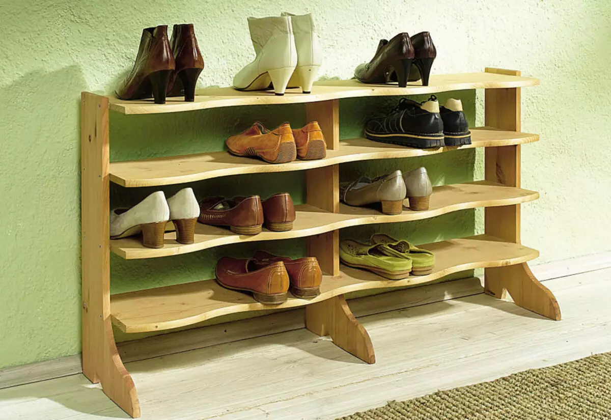 Kitsad kingad koridoris (83 fotot): valige jalatsitele gloshes sügavusega 20 cm ja muud suurused, metall- ja valged struktuurid 9112_42