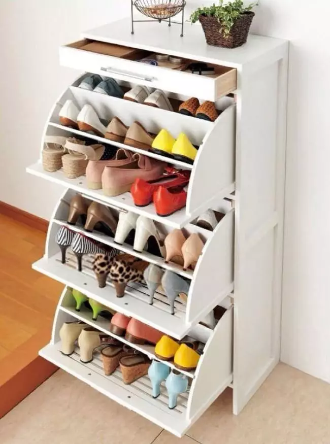 Wąskie buty w korytarzu (83 zdjęcia): Wybierz galoszy na buty z głębokością 20 cm i inne rozmiary, metalowe i białe struktury 9112_52