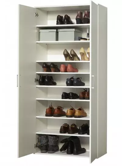 Kitsad kingad koridoris (83 fotot): valige jalatsitele gloshes sügavusega 20 cm ja muud suurused, metall- ja valged struktuurid 9112_9