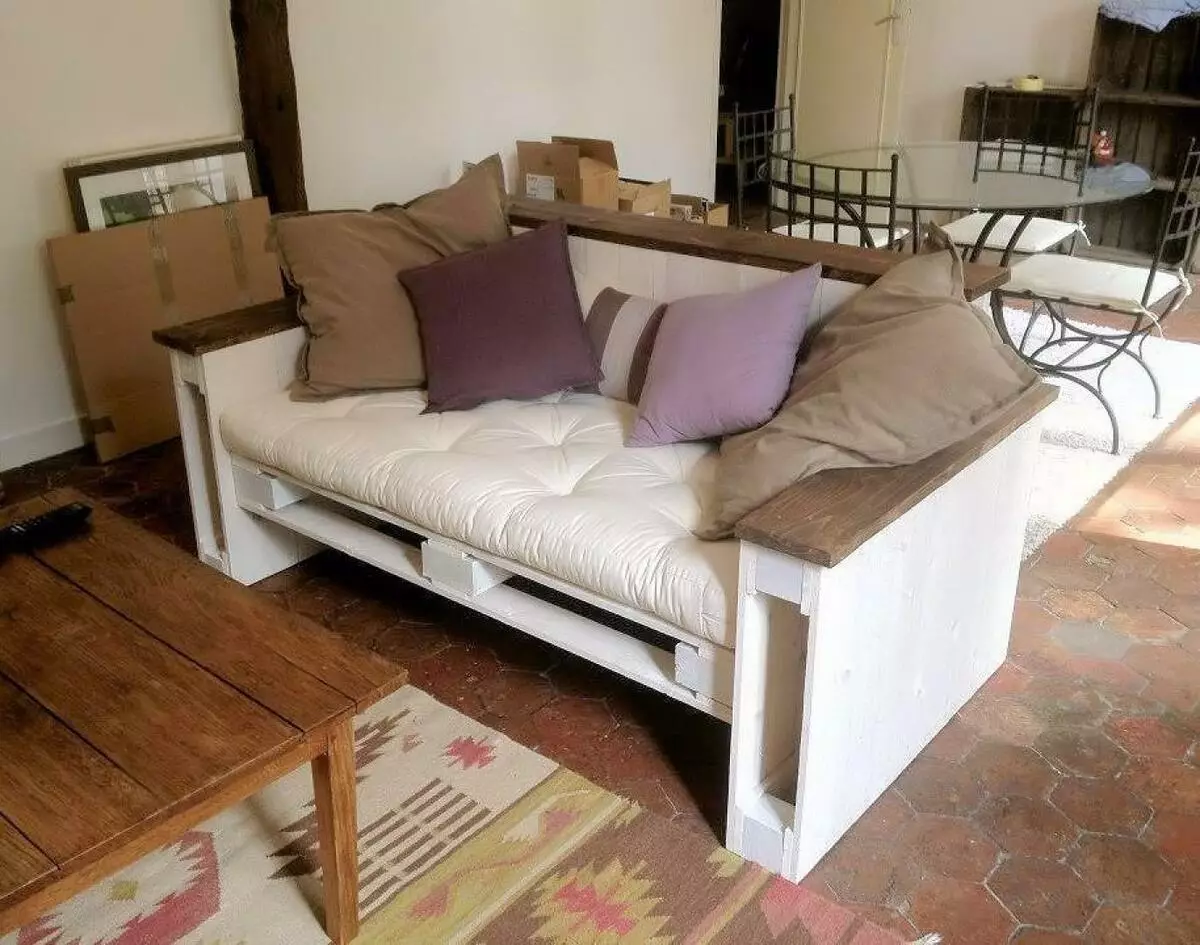 Sofa mula sa mga pallets gamit ang kanilang sariling mga kamay (45 mga larawan): hakbang-hakbang na pagtuturo ng isang angular sofa mula sa pallets, diagram na may sukat. Sofa table sa balkonahe at iba pang mga modelo 9113_26