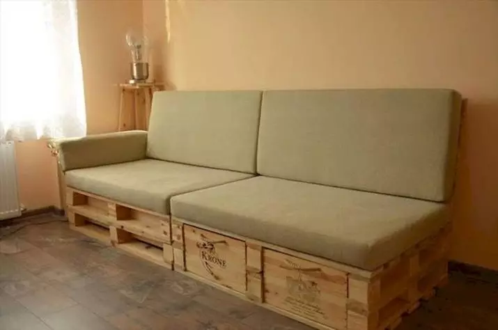 Sofa vu Paletten mat hiren eegenen Hänn (45 Fotoen): Schrëtt-By-by-Step-Instruktioun vun enger Wénkel Canapé vu Paletten, Diagement mat Dimensiounen. Sofa Dësch op der Balkon an aner Modeller 9113_30