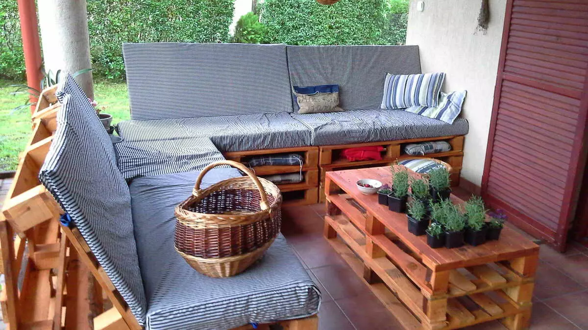 Sofa kusuka kuma-pallets ngezandla zabo (izithombe ezingama-45): Imiyalo yesinyathelo ngesinyathelo sosofa we-angular kusuka kuma-pallets, umdwebo onobukhulu. Ithebula likasofa kuvulandi nakwamanye amamodeli 9113_31