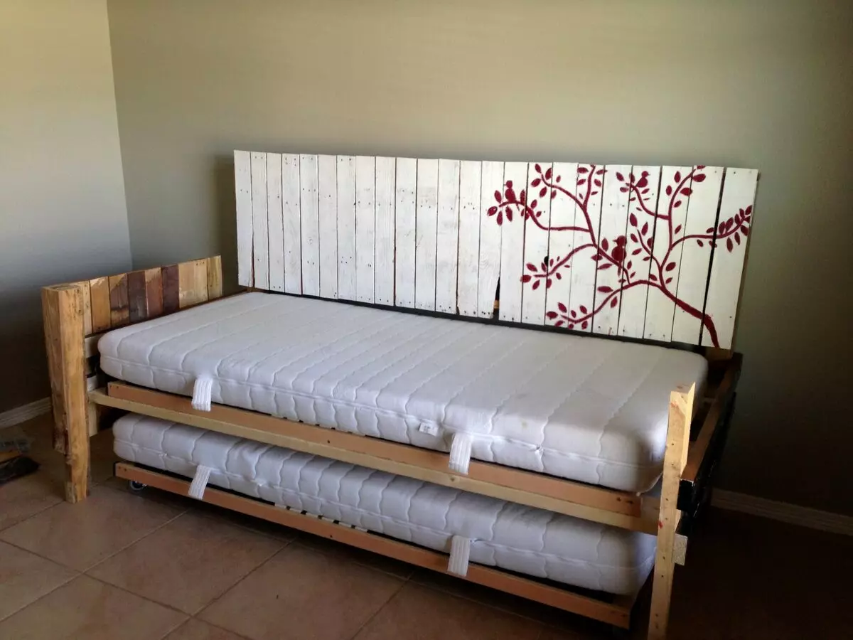 Sofa từ pallet với bàn tay của chính họ (45 ảnh): hướng dẫn từng bước của một chiếc ghế sofa góc từ pallet, sơ đồ với kích thước. Bàn ghế sofa trên ban công và các mô hình khác 9113_35