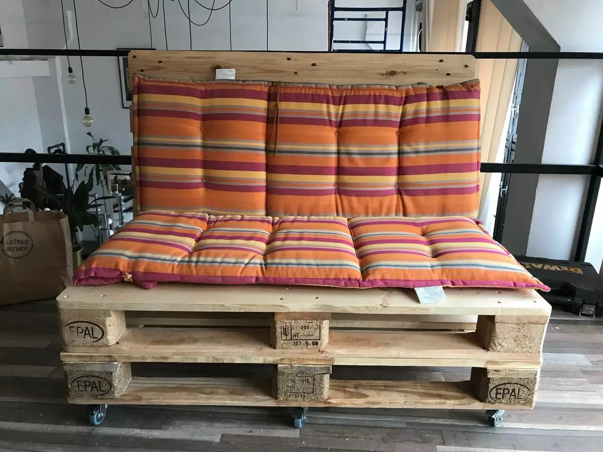 Ang SOFA gikan sa mga palyete sa ilang kaugalingon nga mga kamot (45 Mga Litrato): Step-by-Lakang Pagtudlo sa usa ka anggulo nga sopa gikan sa mga pallets, diagram nga adunay mga sukat. SOFA TABLE SA BALCONY UG UBANG MODELO 9113_36