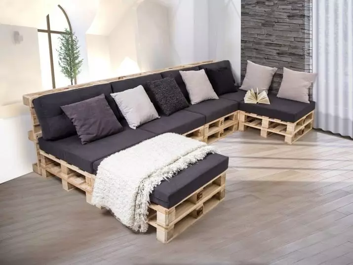 Sofa von Paletten mit eigenen Händen (45 Fotos): Schritt-für-Schritt-Anweisung eines Winkelsofas aus Paletten, Diagramm mit Abmessungen. Sofatabelle auf dem Balkon und anderen Modellen 9113_37