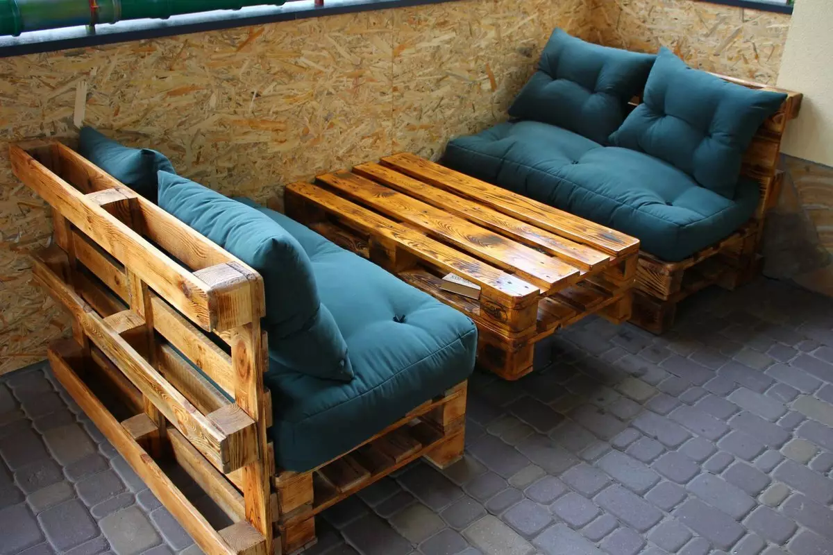 Sofa từ pallet với bàn tay của chính họ (45 ảnh): hướng dẫn từng bước của một chiếc ghế sofa góc từ pallet, sơ đồ với kích thước. Bàn ghế sofa trên ban công và các mô hình khác 9113_5