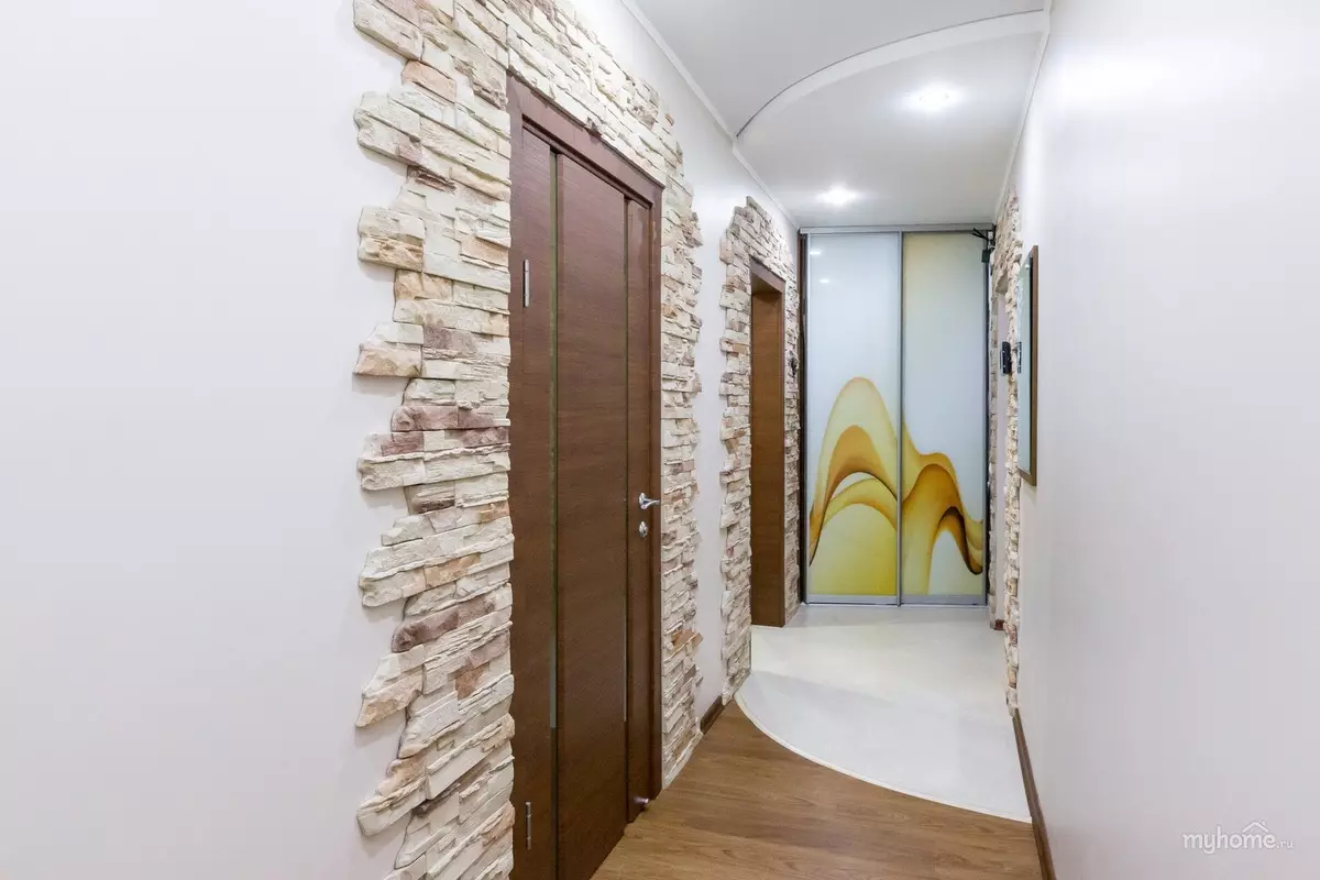 Панелите в коридора по стените (55 снимки): Интересни идеи за декорация на стени в коридора панели от PVC, MDF и други материали. Интериорни дизайнерски варианти 9124_32