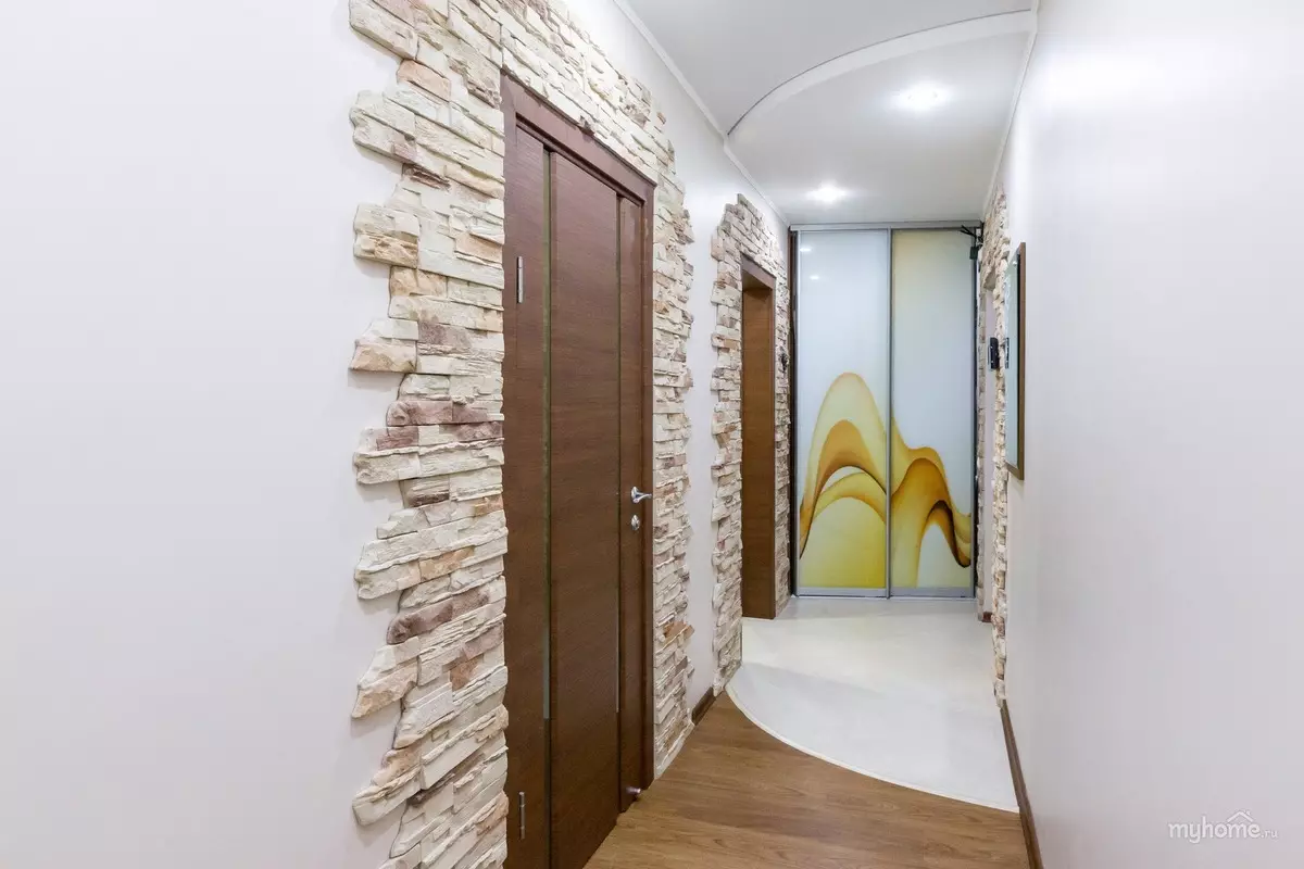 Panneaux dans le couloir sur les murs (55 photos): idées intéressantes de décoration murale dans les panneaux de couloir de PVC, MDF et d'autres matériaux. Options de design d'intérieur 9124_32