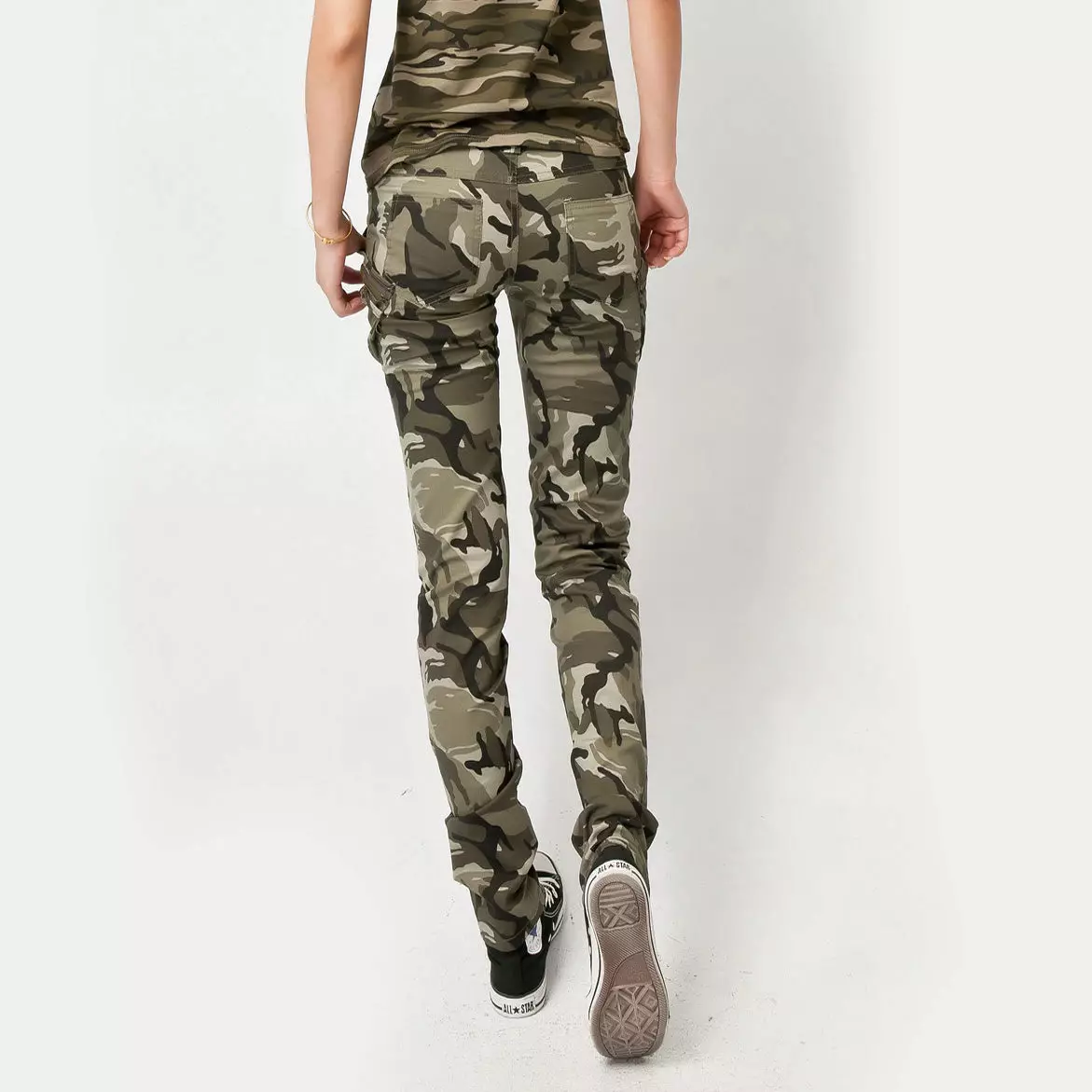 Pantalon de sport pour femmes (101 photos): camouflage, large, avec quoi porter des pantalons pour le sport, de l'ombro, Puma, avec bouffée, noir 912_82