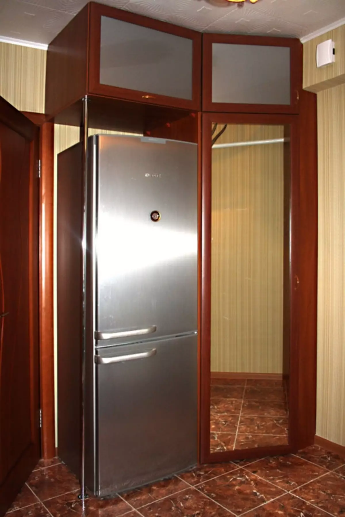 Koelkast in de gang (32 foto's): HALLWAY Design-opties met apparatuur. Hoe de koelkast in de gang te verbergen? 9132_11