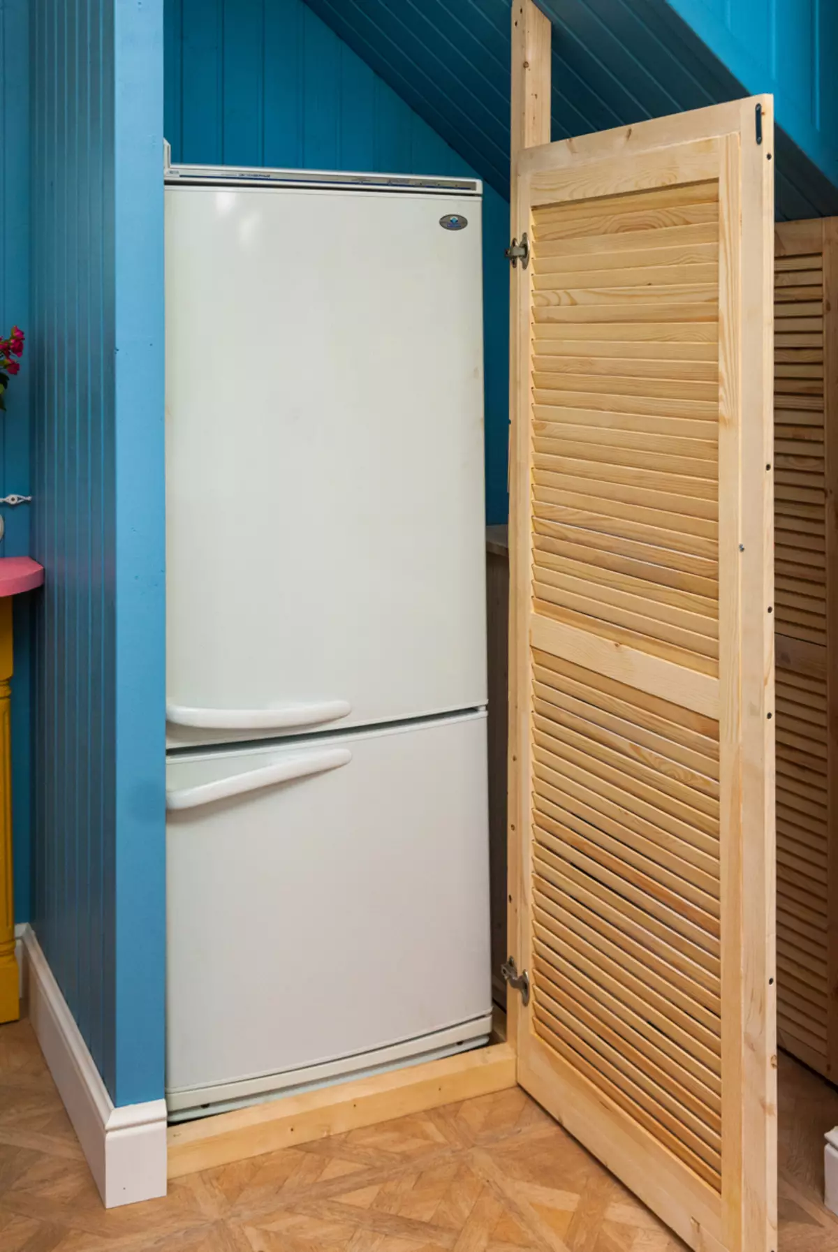 Frigider în hol (32 fotografii): Opțiuni de proiectare a holurilor cu aparate. Cum să ascundeți frigiderul în coridor? 9132_16