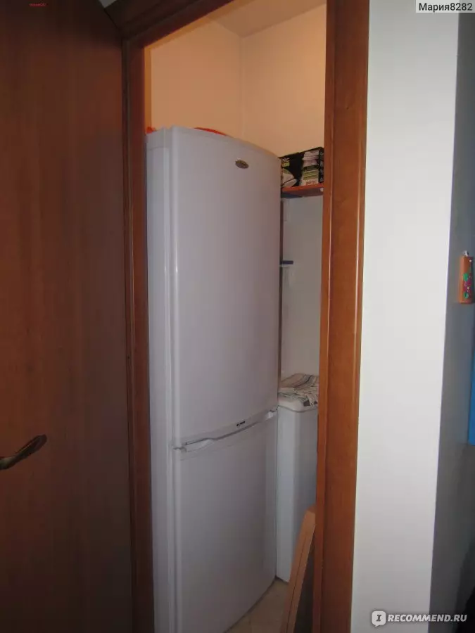 Frigider în hol (32 fotografii): Opțiuni de proiectare a holurilor cu aparate. Cum să ascundeți frigiderul în coridor? 9132_17