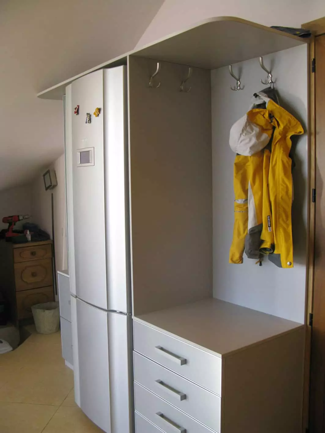 Frigider în hol (32 fotografii): Opțiuni de proiectare a holurilor cu aparate. Cum să ascundeți frigiderul în coridor? 9132_19