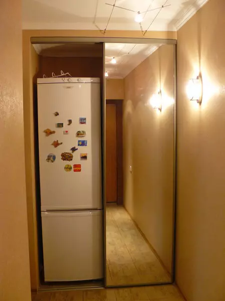 Frigider în hol (32 fotografii): Opțiuni de proiectare a holurilor cu aparate. Cum să ascundeți frigiderul în coridor? 9132_29