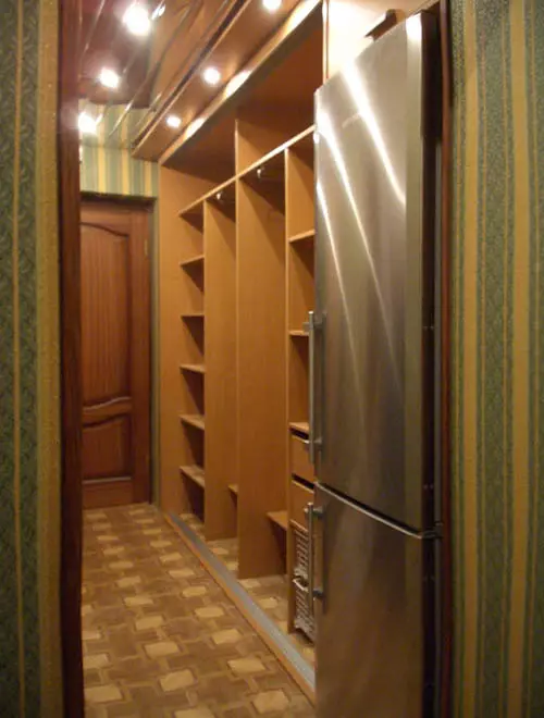 Koelkast in de gang (32 foto's): HALLWAY Design-opties met apparatuur. Hoe de koelkast in de gang te verbergen? 9132_3