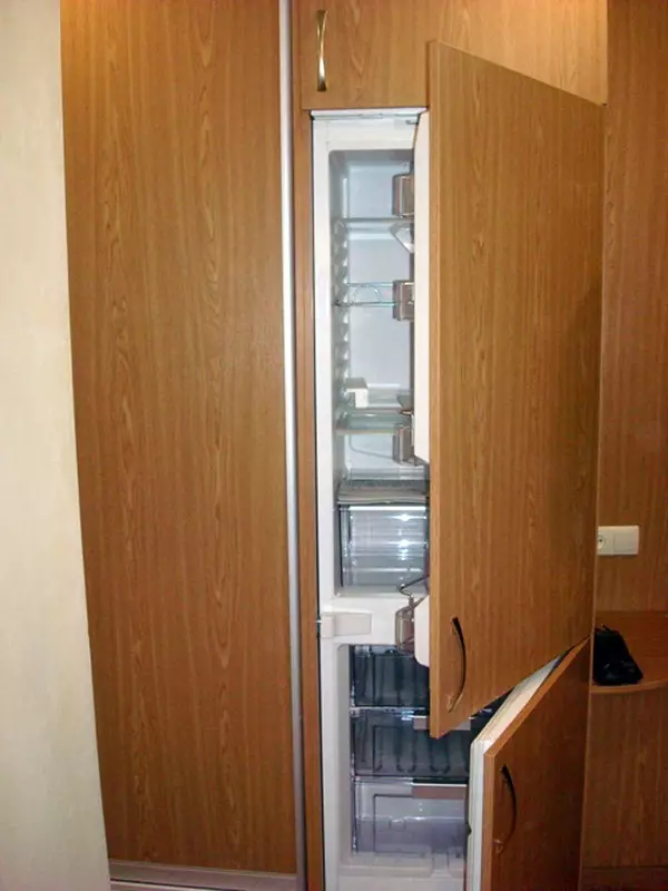 Frigider în hol (32 fotografii): Opțiuni de proiectare a holurilor cu aparate. Cum să ascundeți frigiderul în coridor? 9132_8