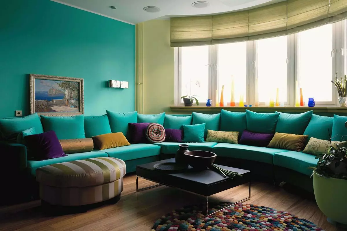 綠松石顏色（72張照片）：在內部角度和折疊。什麼窗簾將適合？客房設計與綠松石沙發床 9133_66