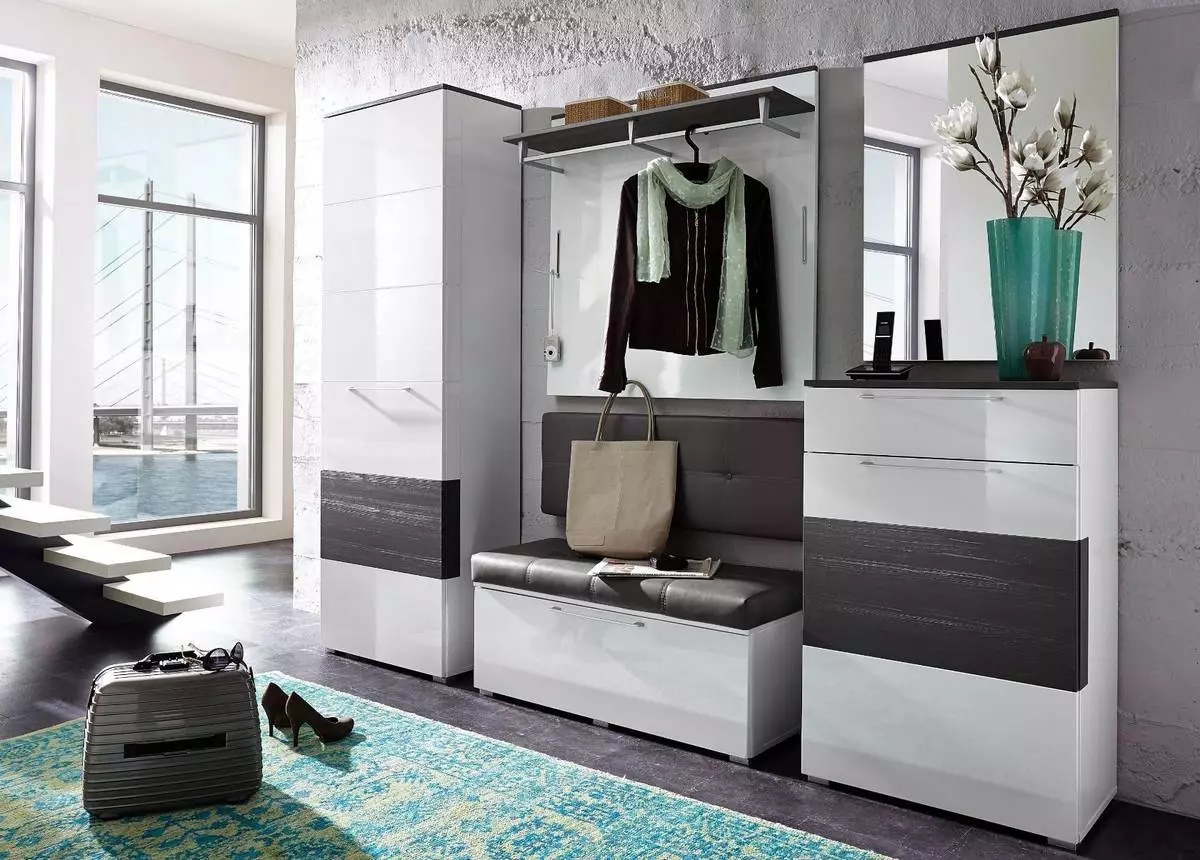 Сјајни сали: бели модуларни сали во коридор со сјајни фасади, црн мебел и други модели 9134_8