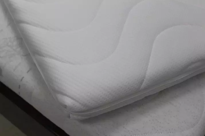 Cuberta de colchón sobre o sofá: como elixir en tamaño? Que é mellor? Descrición xeral da angular, impermeable, ortopédica e para aumentar a suavidade das tapas do colchón 9151_27