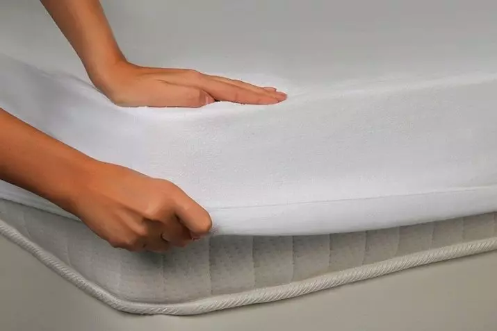 Cuberta de colchón sobre o sofá: como elixir en tamaño? Que é mellor? Descrición xeral da angular, impermeable, ortopédica e para aumentar a suavidade das tapas do colchón 9151_30