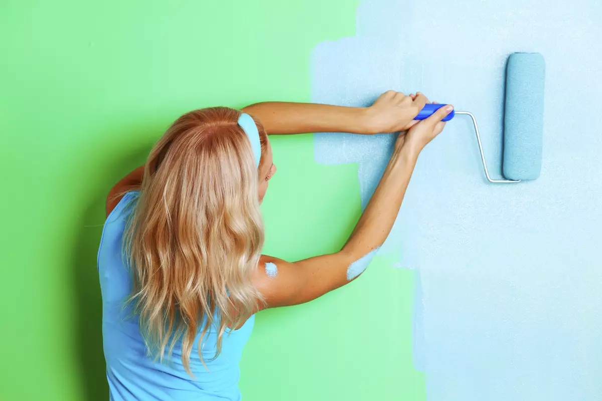 Malereiwände im Korridor (51 Fotos): Wie malen Sie die Wände auf dem Flur? Interior Design-Optionen in der Wohnung und im Haus 9152_6