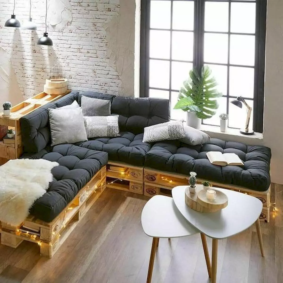 Самодельный диван. Мебель из европоддонов в стиле лофт. Диван паллеты лофт. Диван из поддонов. Диван из поддонов в стиле лофт.