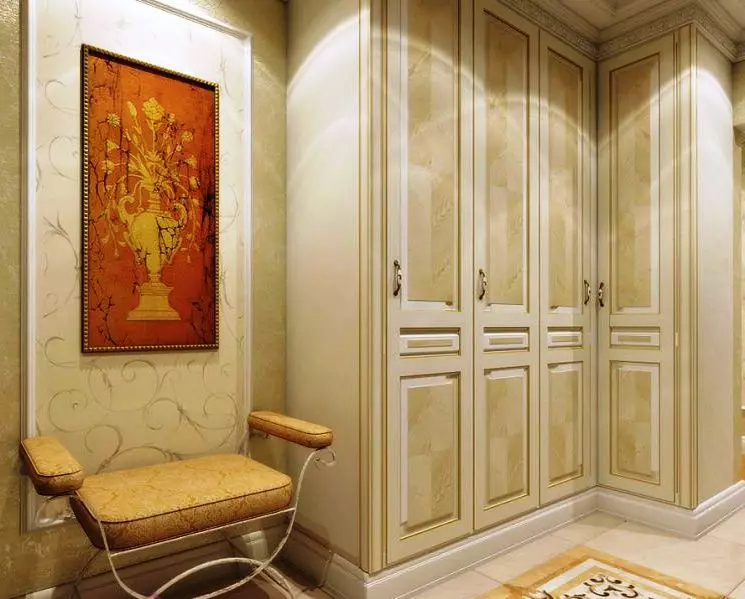 Armoires Swing dans le couloir (57 photos): Avis sur les armoires avec portes battantes et avec mezzanine dans le couloir, design façades 9161_39