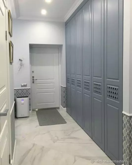 Tủ xoay trên hành lang (57 ảnh): Đánh giá các tủ với cửa xoay và với lửng trong hành lang, thiết kế mặt tiền 9161_42