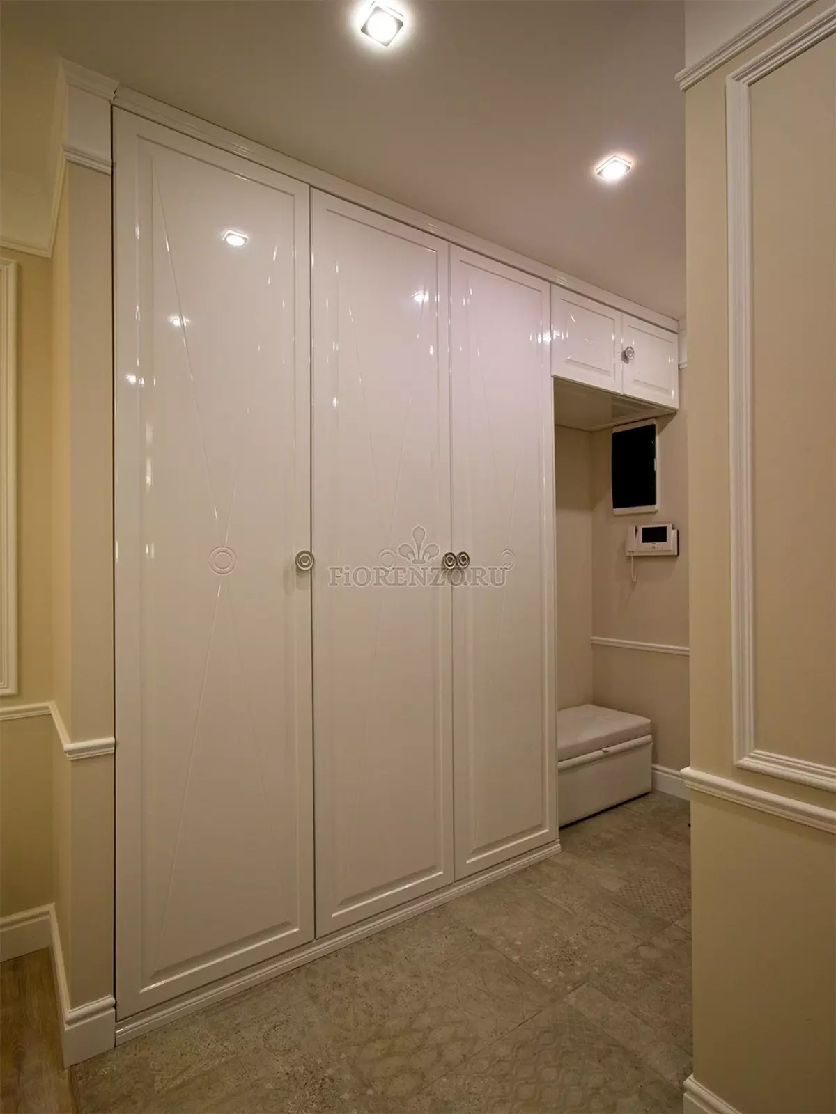 Tủ xoay trên hành lang (57 ảnh): Đánh giá các tủ với cửa xoay và với lửng trong hành lang, thiết kế mặt tiền 9161_5