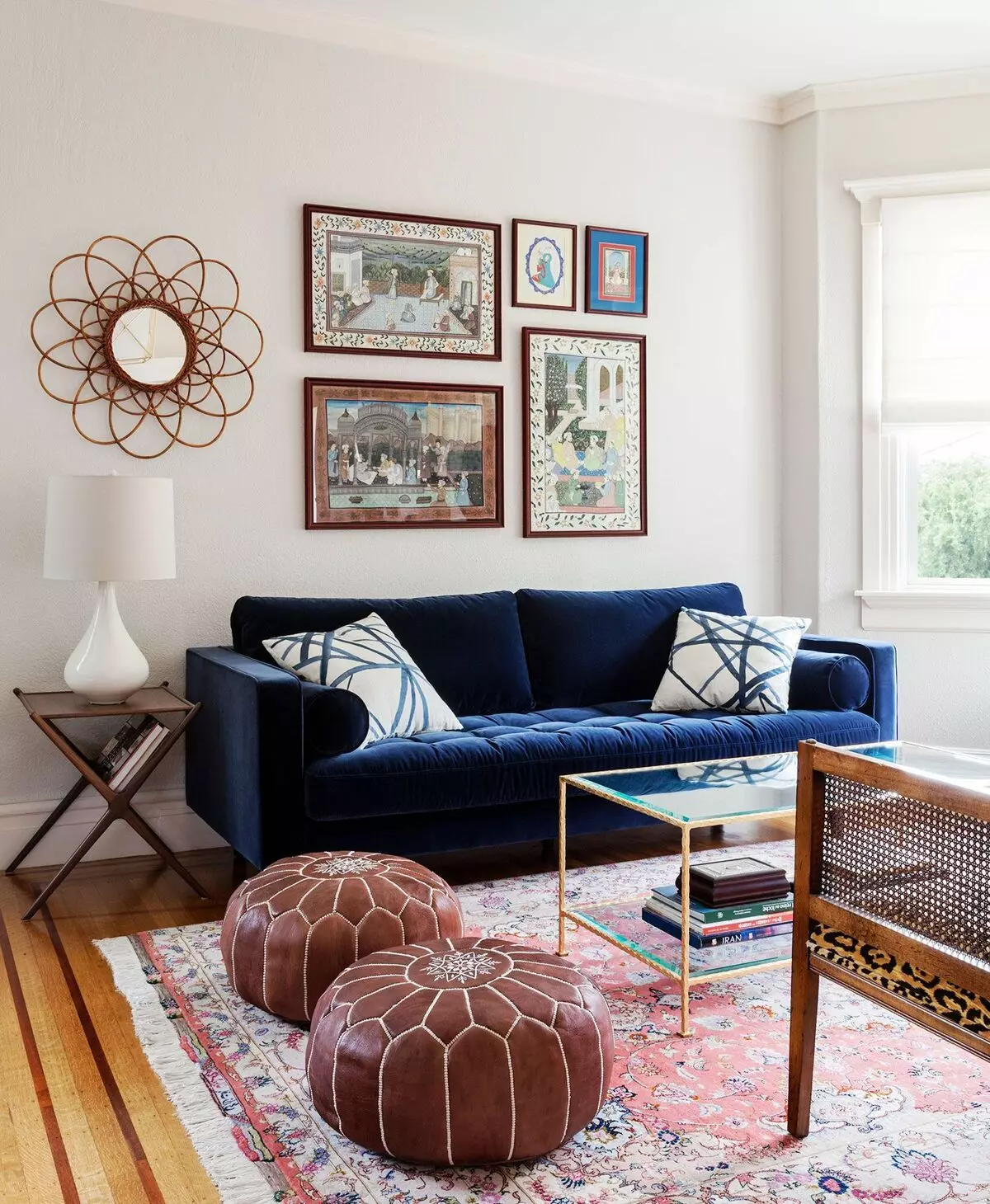 Sofa biru (73 foto): Angular dan Straight. Sofa biru tua di interior abu-abu dan pilihan desain ruangan lainnya. Pilihan bantal, gorden, dan wallpaper 9172_11